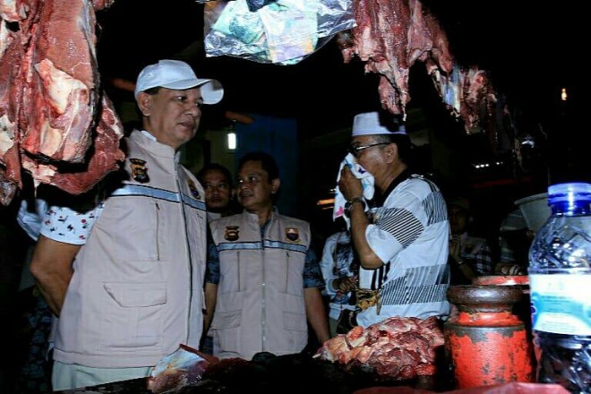 Sekda Provinsi Jambi, M. Dianto saat mengecek harga Sembako di Pasar Angso Duo