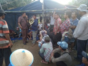 Tuntutan Belum Dipenuhi, Petani Blokir Jalan PT. Kaswari Unggul