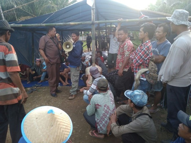 Kelompok Tani Duduki Jalan Masyarakat. 