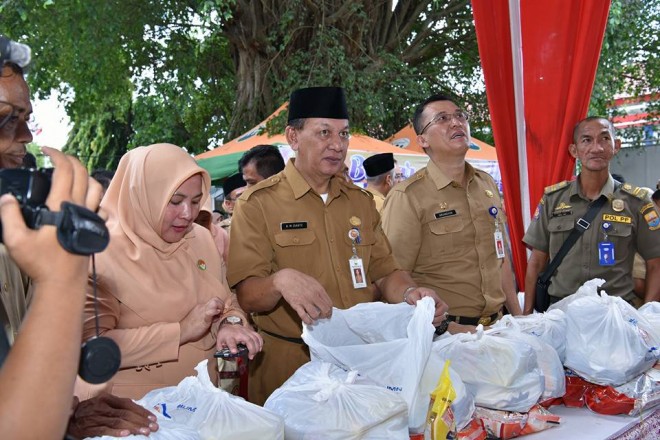 Sekda Provinsi Jambi, M. Dianto saat membuka Bazar Ramadhan