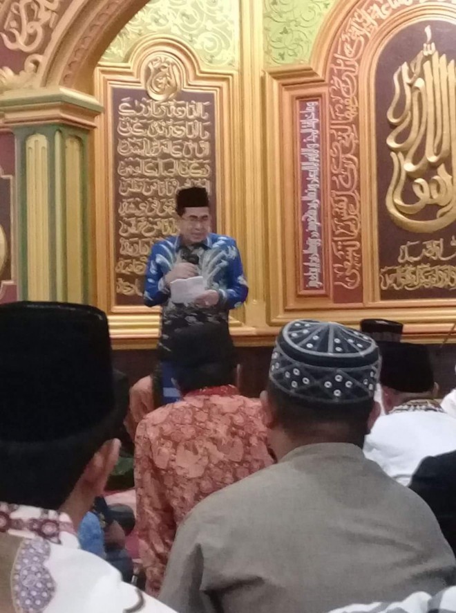 Walikota AJB saat menyampaikan kata sambutan dalam acara Syafari Ramadhan Tim Pemprov Jambi di Masjid Jamik Koto Baru   