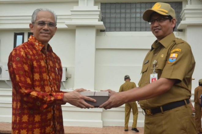 Karo Humas dan Protokol Setda Provinsi Jambi, Johansyah saat memberi tali kasih kepada Husni Djamal