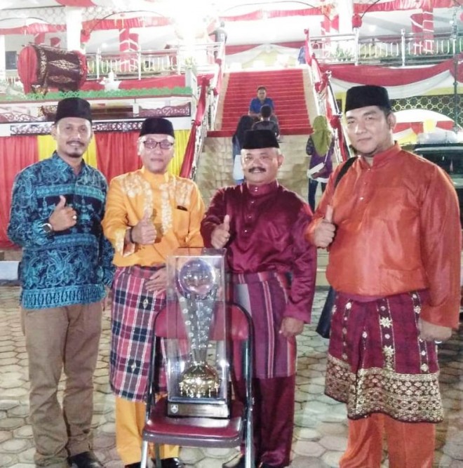 Kabag Humas Fajar Alamsyah, Sekda Sapril, Asisten II Agus Sadikin dan Kabag Kesra Taufik Hidayat foto bersama usai menerima Piala Juara Umum MTQ Tingkat Provinsi Jambi 