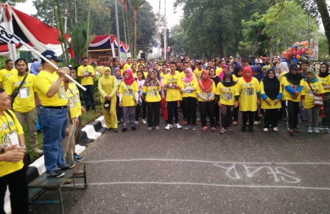 Sekda Merangin H Sibawaihi melepas gerak jalan Merangin Tiger Day 2018 di jalur dua depan kantor bupati  Merangin