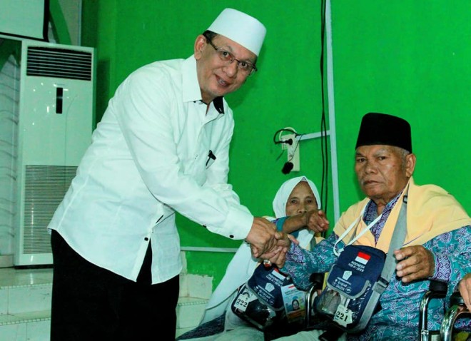 Sekda Dianto menyalami salah satu JCH Provinsi Jambi