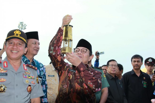 Plt Gubernur Jambi, Fachrori Umar saat menyambut api obor Asian Games 2018