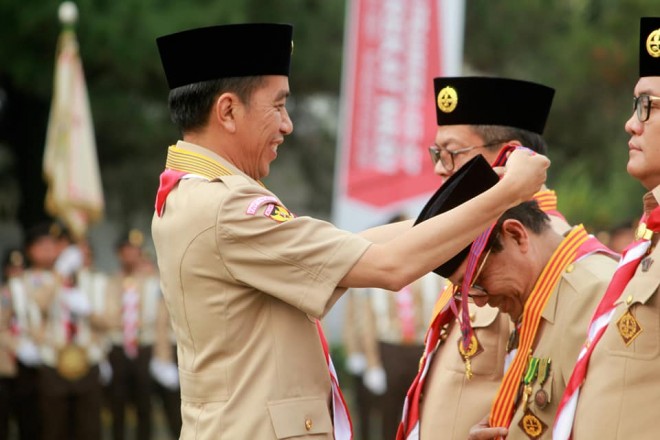 Plt Gubernur Jambi, Fachrori Umar saat menerima penghargaan Pramuka