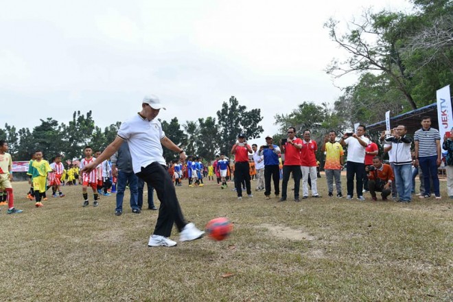 Sekda Provinsi Jambi, M. Dianto saat menendang bola