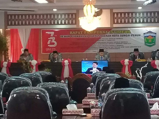 Paripurna Istimewa DPRD Sungaipenuh mendengar pidato Presiden RI dalam rangka HUT RI ke 73         