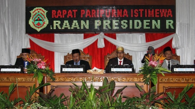 Ketua DPRD Tanjabtim, Muhammad Aris saat memimpin Paripurna Istimewa HUT RI ke 73 dengan Mendengarkan Pidato Presiden