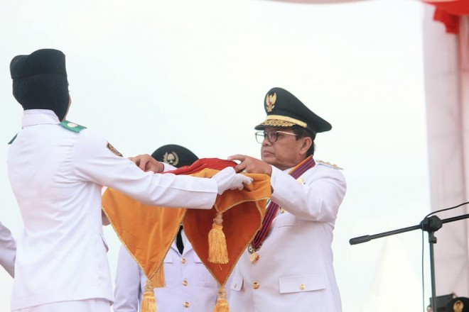 Fachrori Umar memberikan Duplikat Sangsaka Merah Putih kepada Paskibraka untuk dikibarkan