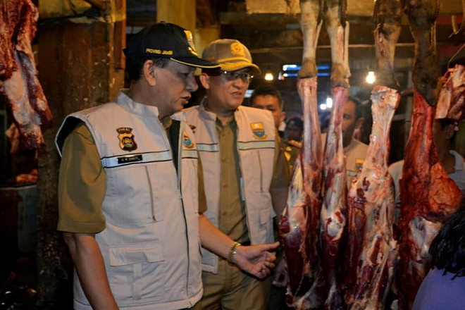 Sekda Provinsi Jambi, M. Dianto saat melakukan Sidak harga Sembako