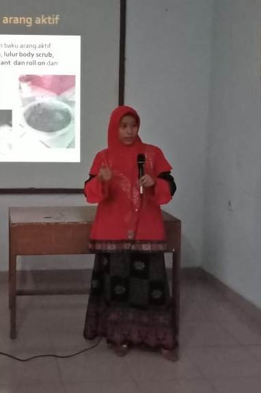 Uce Lestari, M. Farm, Apt saat sosialisasi teknologi kosmetika yang berbahan baku arang aktif cangkang sawit      