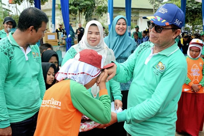 Plt Gubernur Jambi, Fachrori Umar didampingi Bupati Tanjabtim, Romi Hariyanto saat memberikan penghargaan kepada pelajar berprestasi 