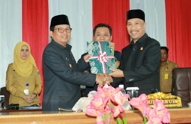 Fachrori saat menyampaikan KUPA-PPAS Perubahan 2018 ke DPRD Provinsi Jambi  