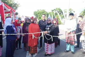 Ketua Dekranasda Provinsi Jambi Buka Bazar Festival Batanghari   