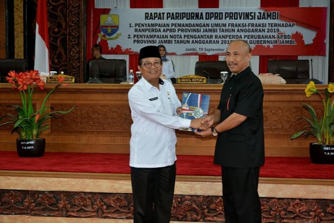 Fachrori saat menyampaikan Nota Pengantar Ranperda APBD Provinsi Jambi Tahun Anggaran 2019 kepada pimpinan DPRD Provinsi Jambi