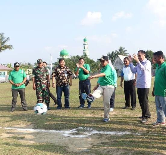 Fachrori menendang bola tanda LDN dibuka