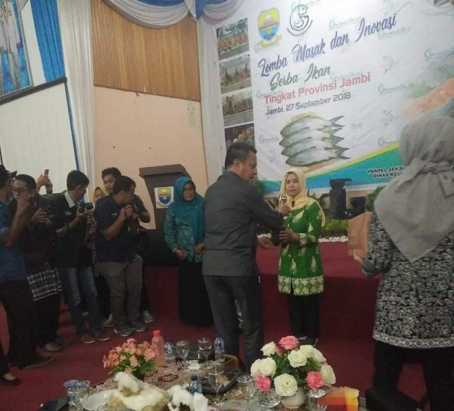 Kota Sungaipenuh menerima piala juara lomba Masak Serba Ikan Tingkat Provinsi Jambi   