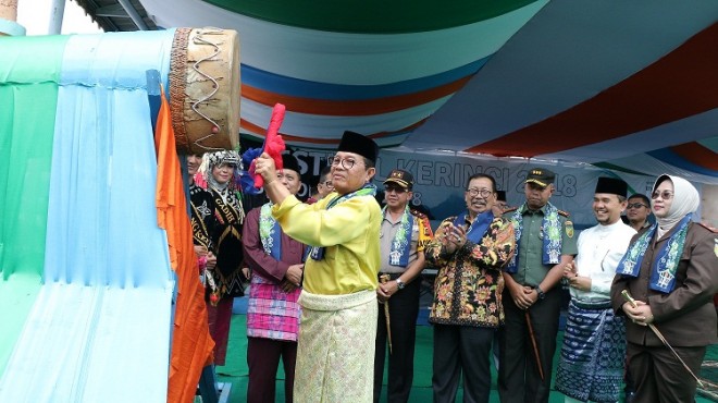 Plt Gubernur Jambi secara resmi membuka Festival Kerinci 2018 yang ditandai dengan penabuhan Bedug