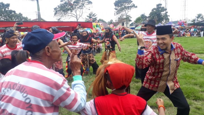 Salah satu atraksi seni budaya di Festival Kerinci Zona II di Kayu Aro, tampak Bupati Adirozal ikut tampil   