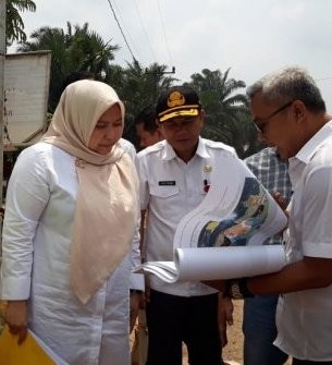 Bupati Muarojambi, Masnah Busro saat meninjau jalan