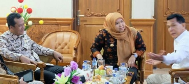 Bupati Kabupaten Muaro Jambi, Masnah Busro, dan Wakil Bupati Bambang Bayu Suseno menyambut kedatangan Rizal Djalil, dari Badan Pemeriksa Keuangan Republik Indonesia (BPK RI)