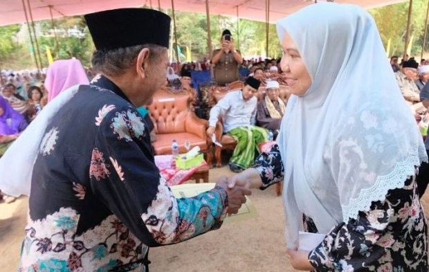 Bupati Muraojambi Masnah Busro lakukan peletakan batu pertama dalam pembangunan Pondok Pesantren Aswaja Nusantara di Desa Mendalo Darat, Kecamatan Jambi Luar Kota