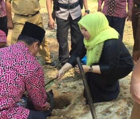 Bupati Muarojambi, Masnah Busro menanam bibit kurma di Masjdi Agung Al-Abror, Desa Bukit Baling, Kecamatan Sekernan, Kabupaten Muarojambi