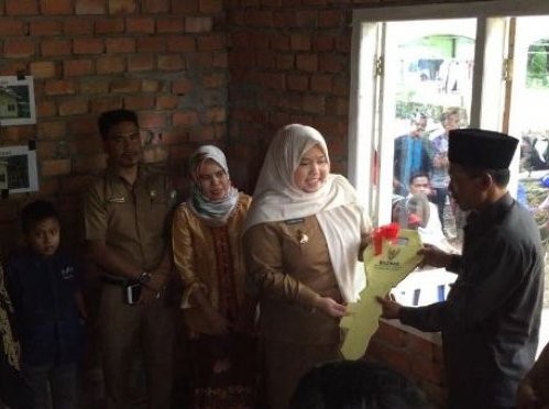 Bupati Muarojambi, Masnah meresmikan program Bedah Rumah di Desa Sipin Teluk Duren, Kecamatan Kumpeh Ulu