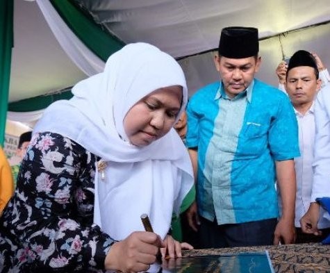 Bupati Muarojambi Masnah Busro menghadiri acara peresmian Pondok Pesantren Darussalam yang berada di Desa Kebun Kolim, Kecamatan Sungai Gelam, Muarojambi