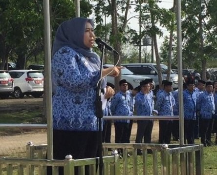 Bupati Muarojambi Masnah Busro, mengingatkan ASN untuk disiplin