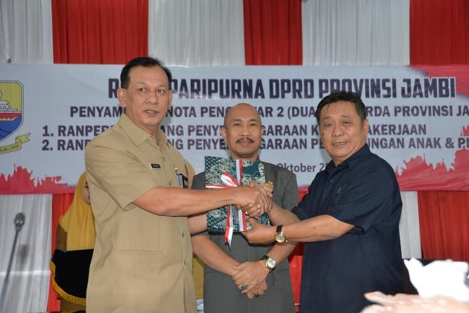 Sekda Provinsi Jambi, M. Dianto saat menyampaikan Ranperda ke DPRD 