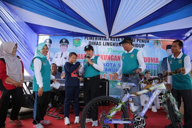 Walikota AJB Serahkan Doorprize memeriahkan Hari Lingkungan Hidup Sedunia       