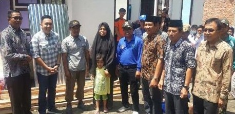 Ketua DPRD Sungaipenuh bersama Sekda Sungaipenuh hadiri sekaligus serahkan bantuan bagi korban kebakaran Sungai Jernih