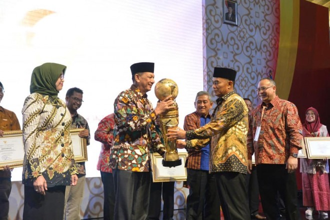 Sekda Provinsi Jambi, M. Dianto saat menerima penghargaan Adibahasa 2018 dari Menteri Pendidikan dan Kebudayaan RI