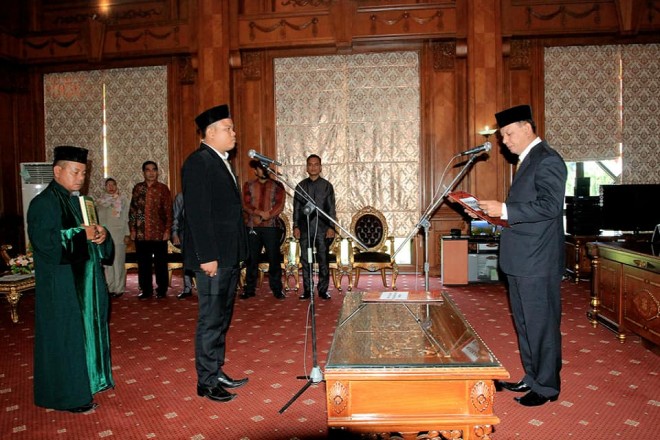 Sekda Provinsi Jambi, M. Dianto saat melantik PAW Komisioner KPID