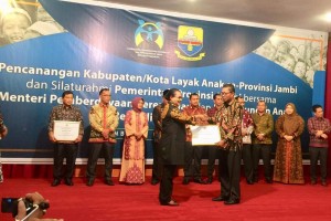 Walikota AJB Raih Penghargaan Inisiator Kota Sungaipenuh Menuju Kota Layak Anak   