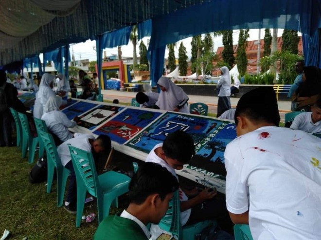 Ratusan Siswa Melukis Ragam Hias Aksara Incung dalam Rangka HUT ke 10 Kota Sungaipenuh   