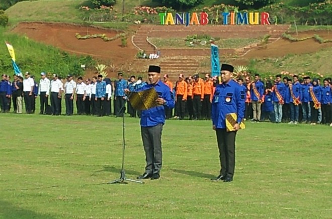 Firmansyah Ayusda membacakan UUD 1945, sedangkan Nugraha Setiawan membacakan Ikra Sumpah Pemuda