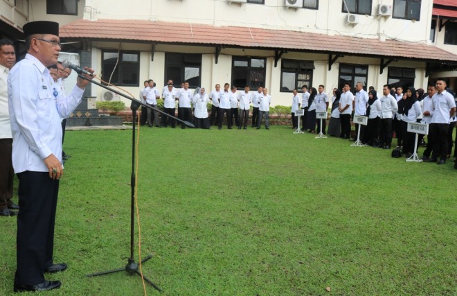 Plh Sekda Merangin H Hendri Maidalef saat memberi pengarahan pada apel perdana di Sekretariat daerah Pemkab Merangin