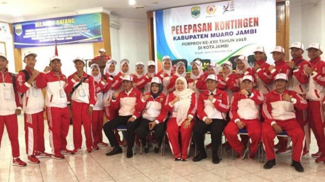 Bupati Masnah Busro foto bersama Atlit Porprov