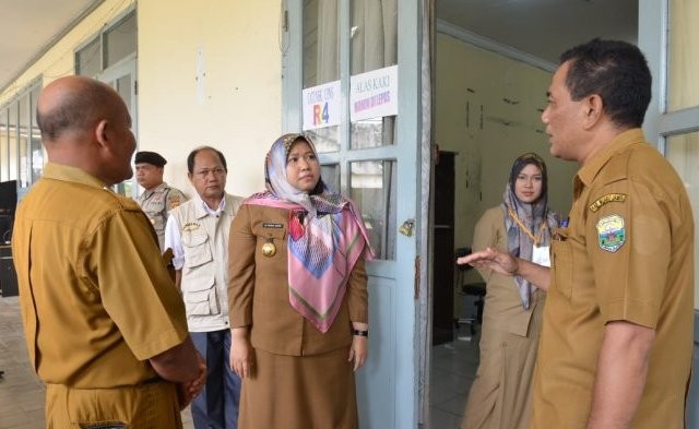 Bupati Muarojambi, Masnah Busro saat mengunjungi lokasi tes CPNS di SMAN Titian Teras di Pijoan