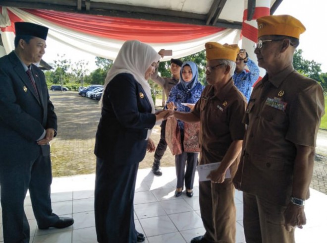 Bupati Muarojambi, Masnah Busro memberikan bingkisan tali asih kepada anggota Veteran Muarojambi