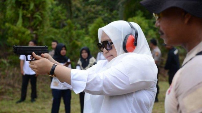 Bupati Masna Busro saat latihan menembak di Polres Muarojambi