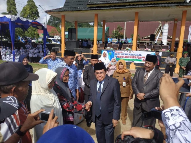 Walikota AJB bersama Wawako Zulhelmi usai upacara peringatan Hari Guru Nasional