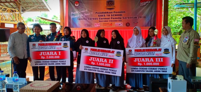 Pemenang lomba berfoto bersama anggota KPU Tanjabtim