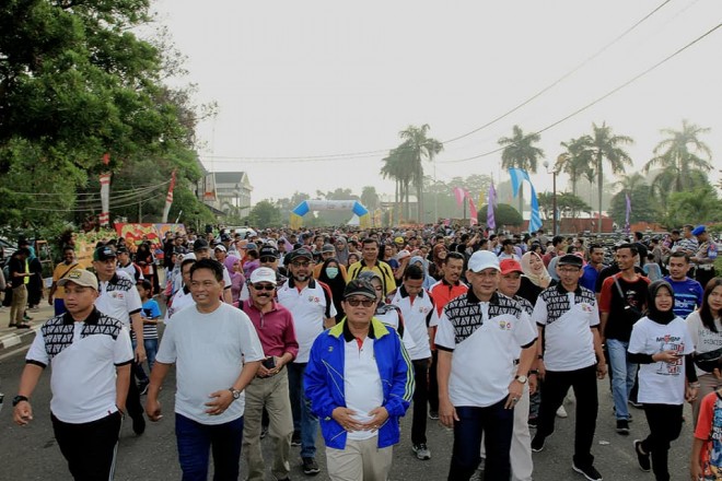 Fachrori Umar saat jalan sehat bersama warga