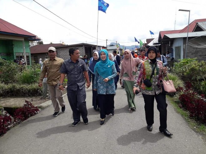 Ketua TP PKK Kabupaten Kerinci bersama jajaran pemkab Kerinci, meninjau Desa Mekar Sari