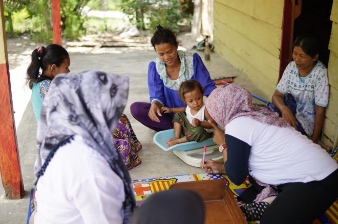 Bidan Saat Menimbang Berat Bayi